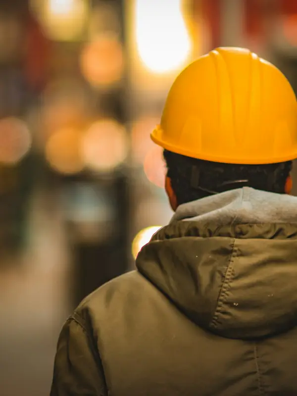 Công nhân đội mũ bảo hộ tại công trường